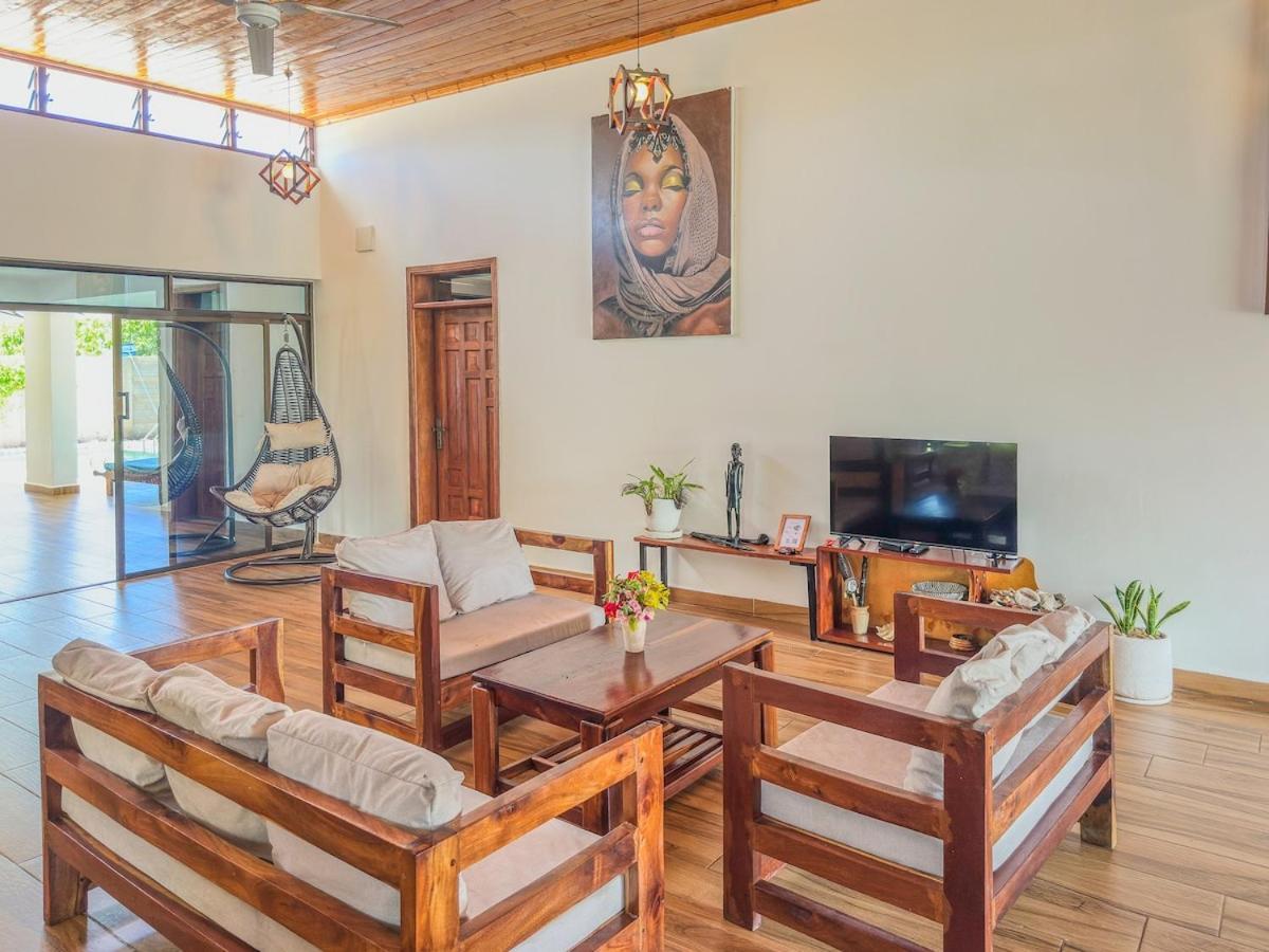 דיאני ביץ' Private Backdoor Villa With Big Swimming Pool And Services Of Chef Included מראה חיצוני תמונה